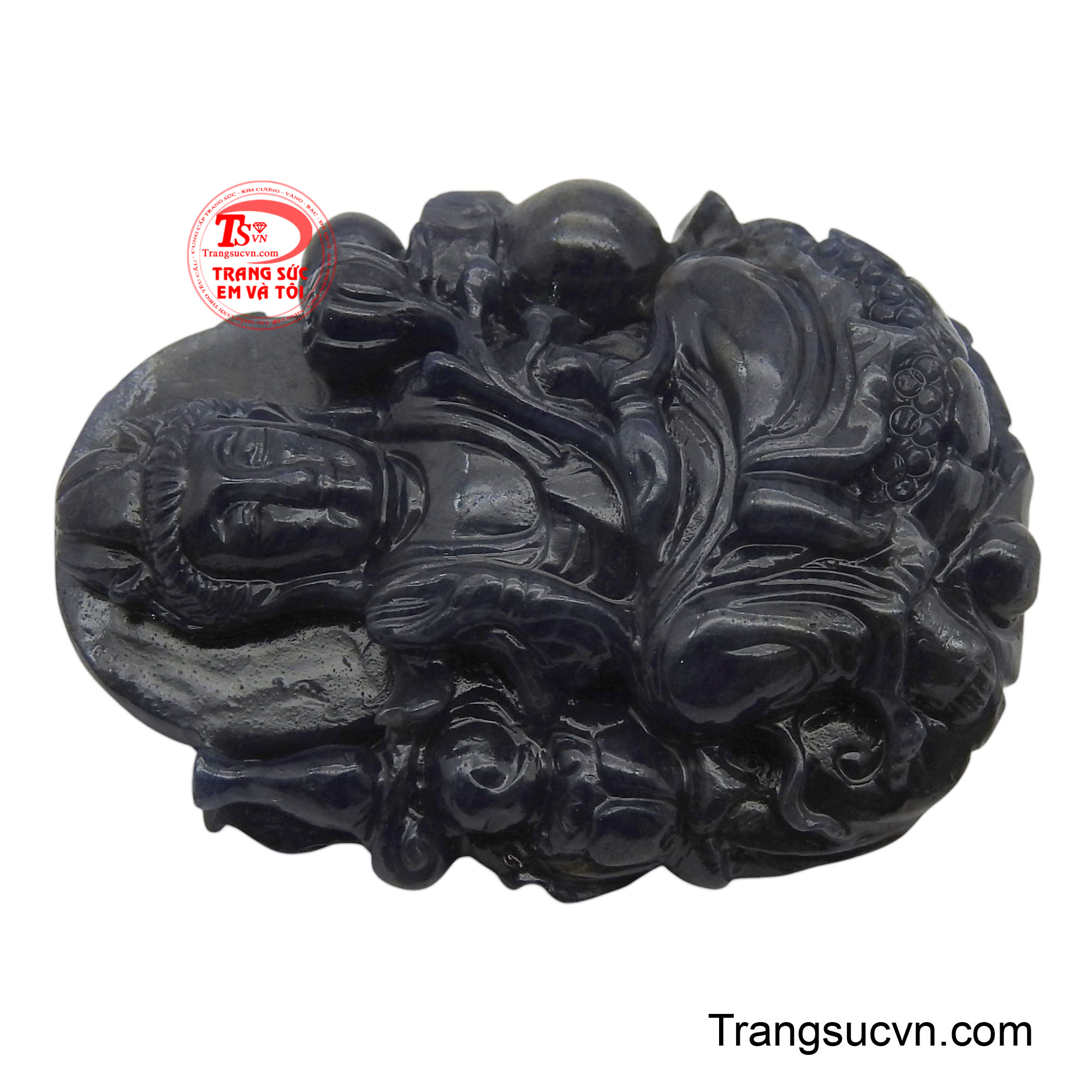 Chính vì vậy mà sở hữu mặt Phật Bà Quan Âm trên đài sen còn thể hiện sự vượt qua những khó khăn, thử thách trong cuộc sống, giống như hoa sen vươn lên từ bùn lầy để nở rộ.