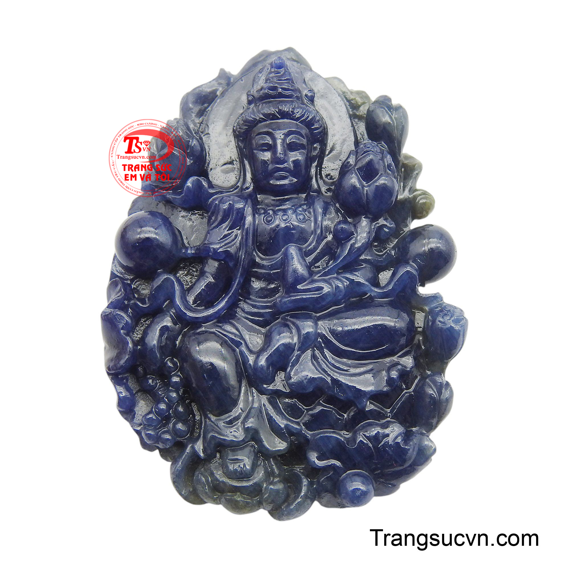 Sắc xanh lam huyền ảo của viên Sapphire không chỉ làm nổi bật vẻ đẹp thanh khiết mà còn tượng trưng cho sự tĩnh lặng, bình an và trí tuệ vô biên.