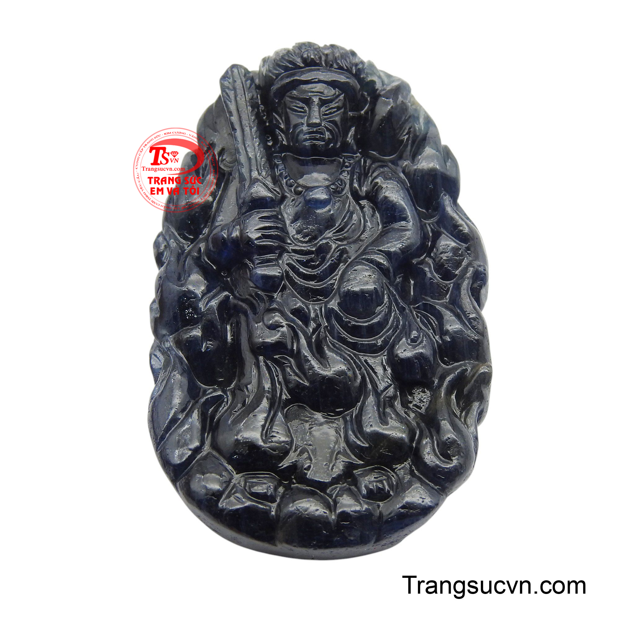 Mặt dây được chạm khắc tinh xảo hình ảnh ngài tay cầm thanh kiếm với thanh gươm trí tuệ sắc bén, tượng trưng cho khả năng cắt đứt mọi phiền não, vô minh và dẫn dắt chúng sinh đến con đường chân lý.