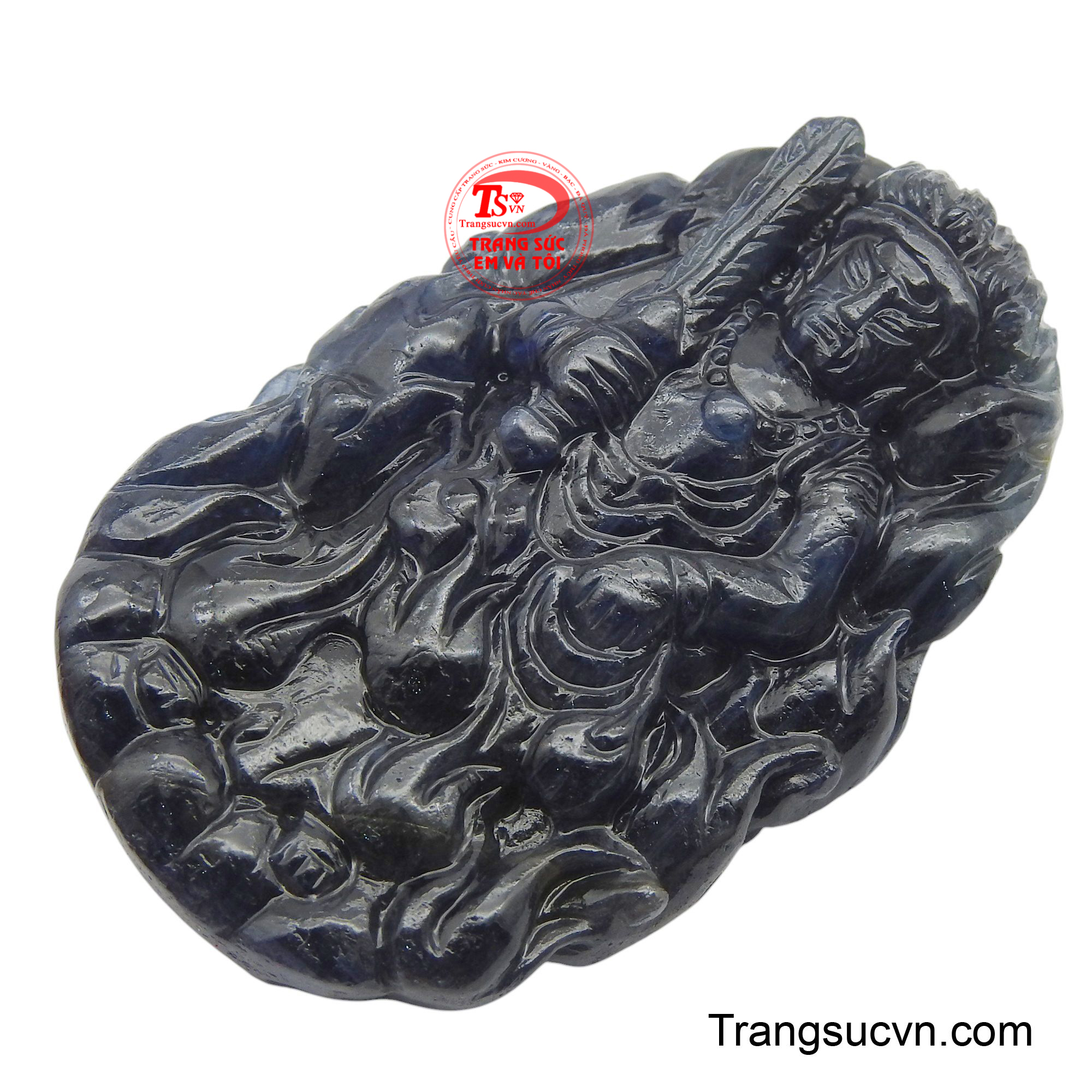 Với gam màu xanh thẫm của đá Sapphire huyền bí không chỉ tôn lên vẻ uy nghiêm của Bồ Tát mà còn mang ý nghĩa may mắn, thu hút tài lộc và sự thịnh vượng.