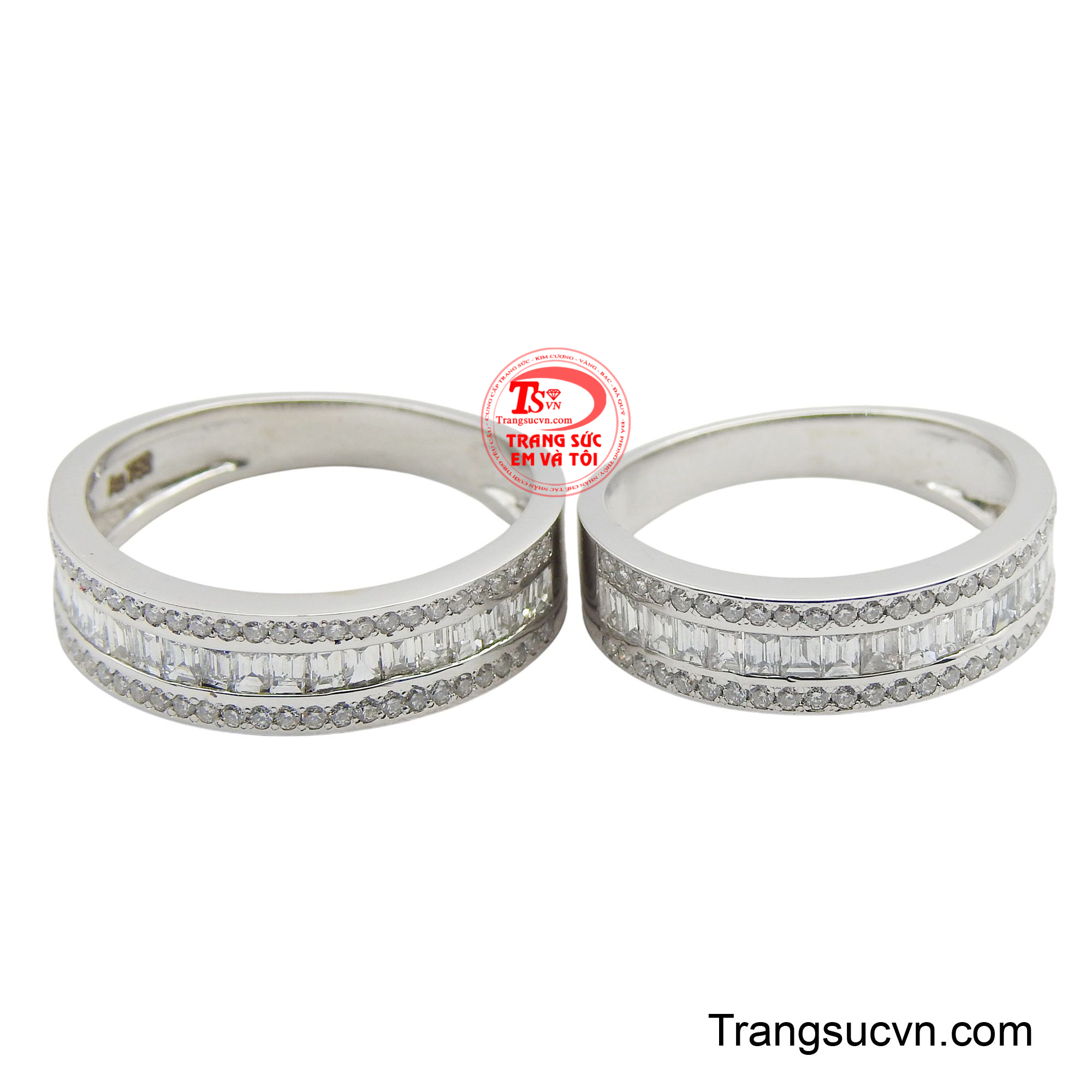 Sắc trắng tinh khiết của vàng trắng hòa quyện với ánh kim rực rỡ tạo nên sự giao thoa độc đáo, tượng trưng cho hai nửa hoàn hảo của một cặp đôi.