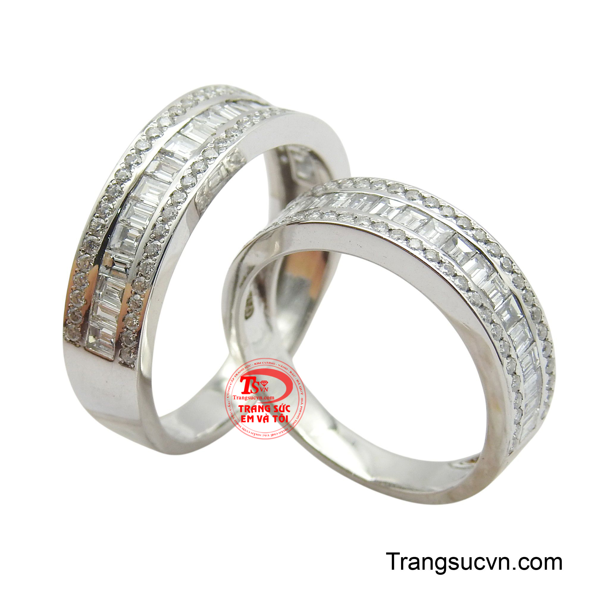 Những viên kim cương được đính kết tinh xảo, xếp thành dải lấp lánh, đại diện cho những khoảnh khắc hạnh phúc và quý giá trong cuộc sống hôn nhân.
