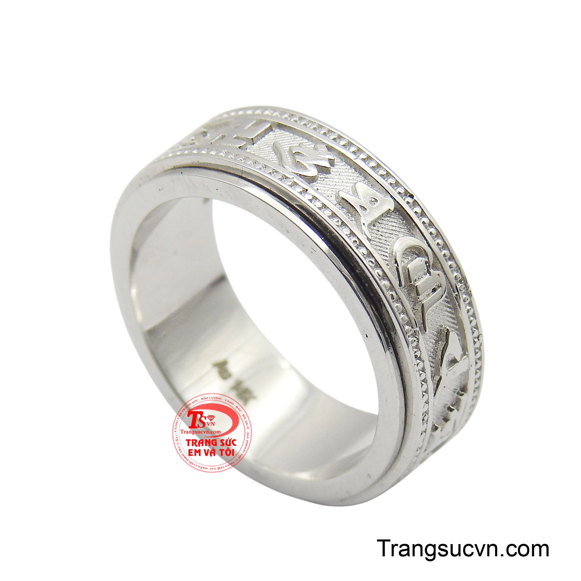 Bề mặt nhẫn được gia công tỉ mỉ với những đường chạm khắc độc đáo, tạo nên vẻ nam tính và phóng khoáng.