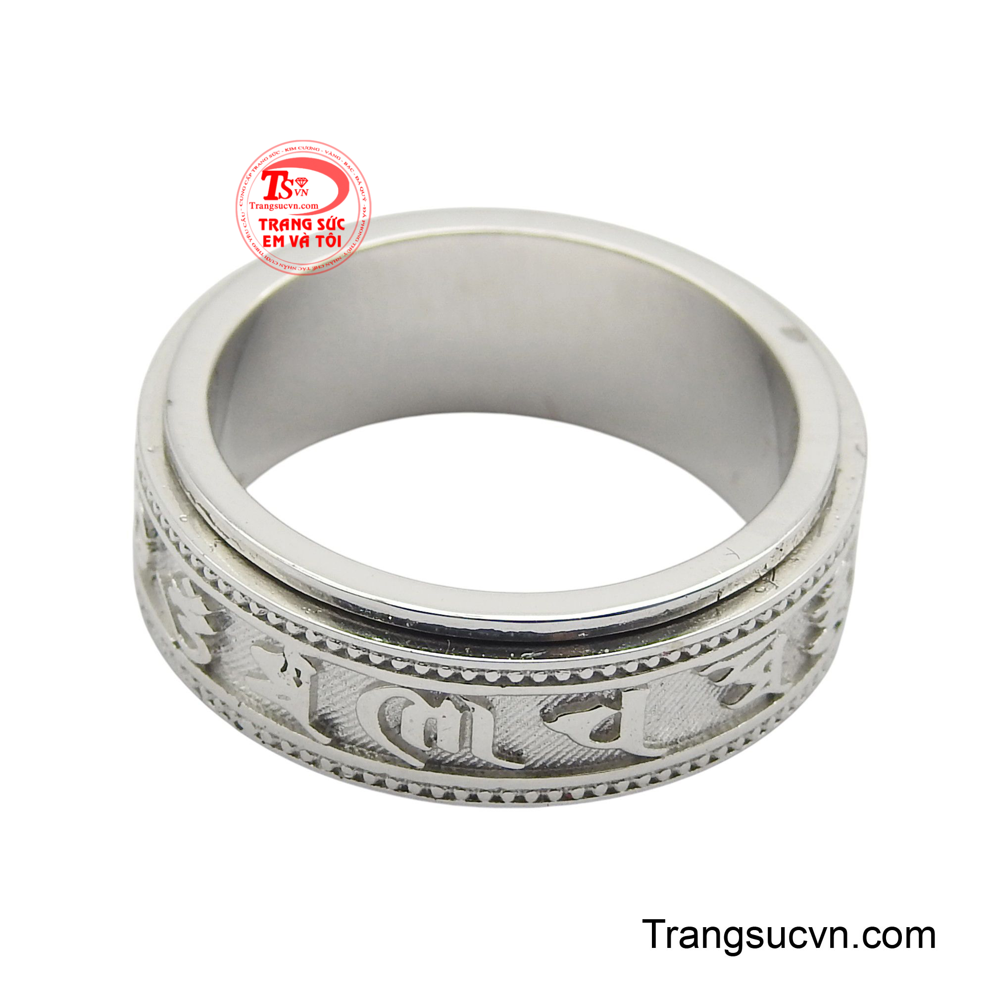 Sắc trắng tinh tế của chất liệu vàng 14K làm nổi bật sự sang trọng, đồng thời dễ dàng kết hợp với nhiều phong cách khác nhau, từ lịch lãm đến cá tính.