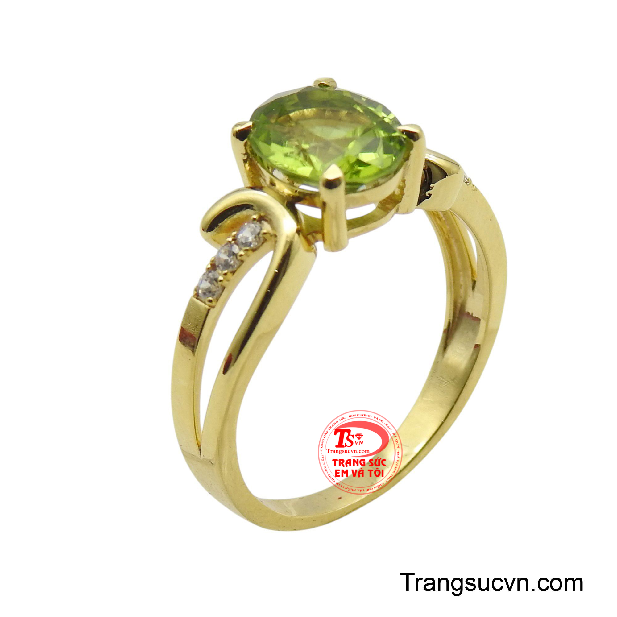 Với sắc xanh lá cây rực rỡ, viên đá Peridot được đặt trên nền vàng 14K, tạo nên một sự kết hợp hoàn hảo, vừa sang trọng vừa tinh tế.