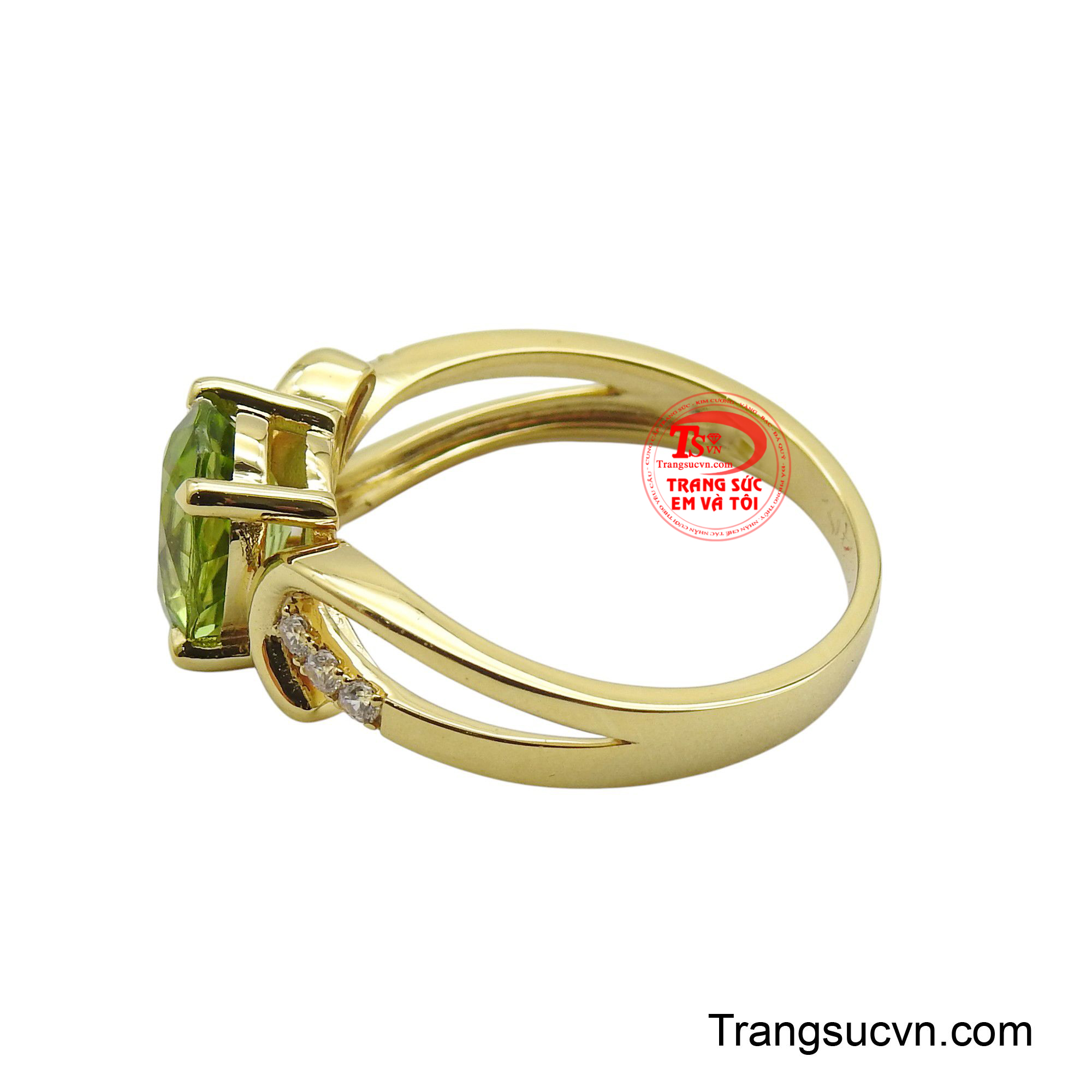 Chiếc nhẫn không chỉ là món trang sức cao cấp mà còn là món quà ý nghĩa, đại diện cho sự may mắn và hạnh phúc, giúp người đeo luôn cảm thấy tự tin và tỏa sáng.