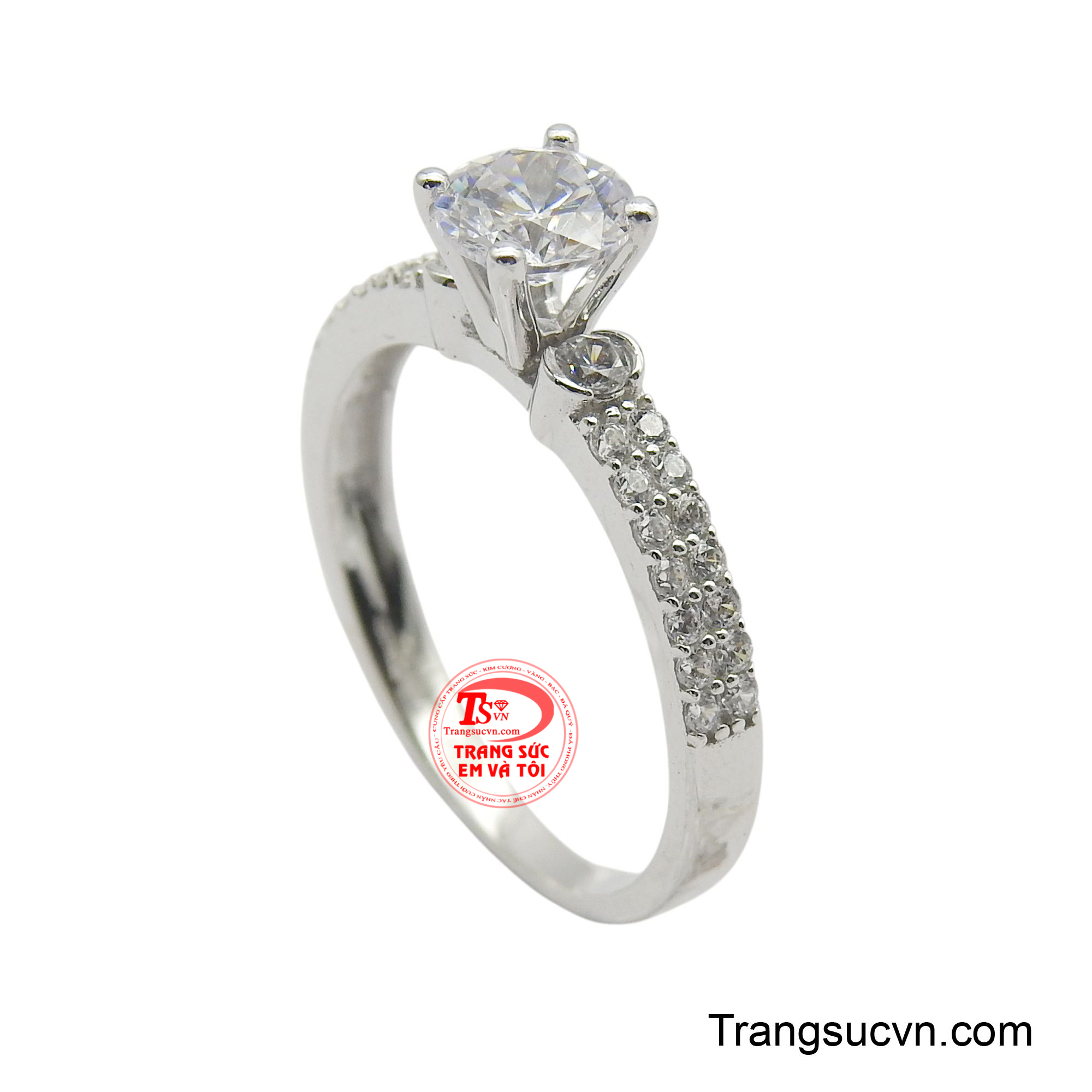 Viên đá CZ lớn được đặt ở trung tâm, tỏa sáng lấp lánh như một ngôi sao giữa bầu trời đêm.