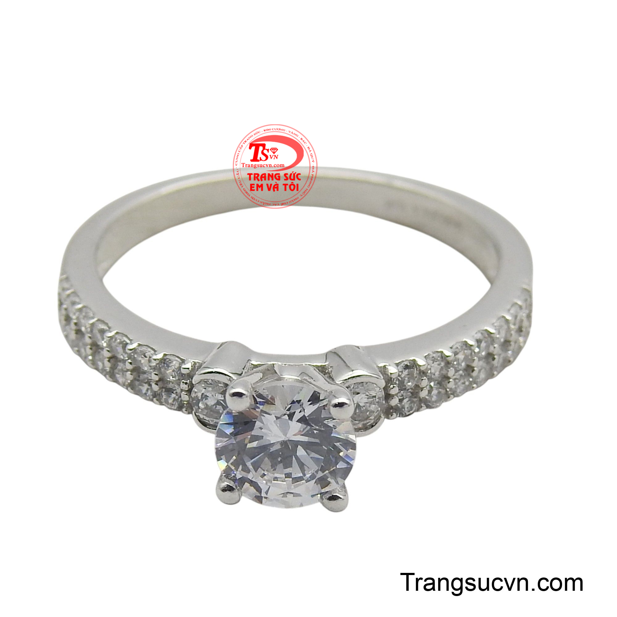 Hai bên thân nhẫn được đính kết những viên đá tấm nhỏ, tạo nên một dải sáng lấp lánh, làm nổi bật thêm vẻ đẹp của viên đá chính.