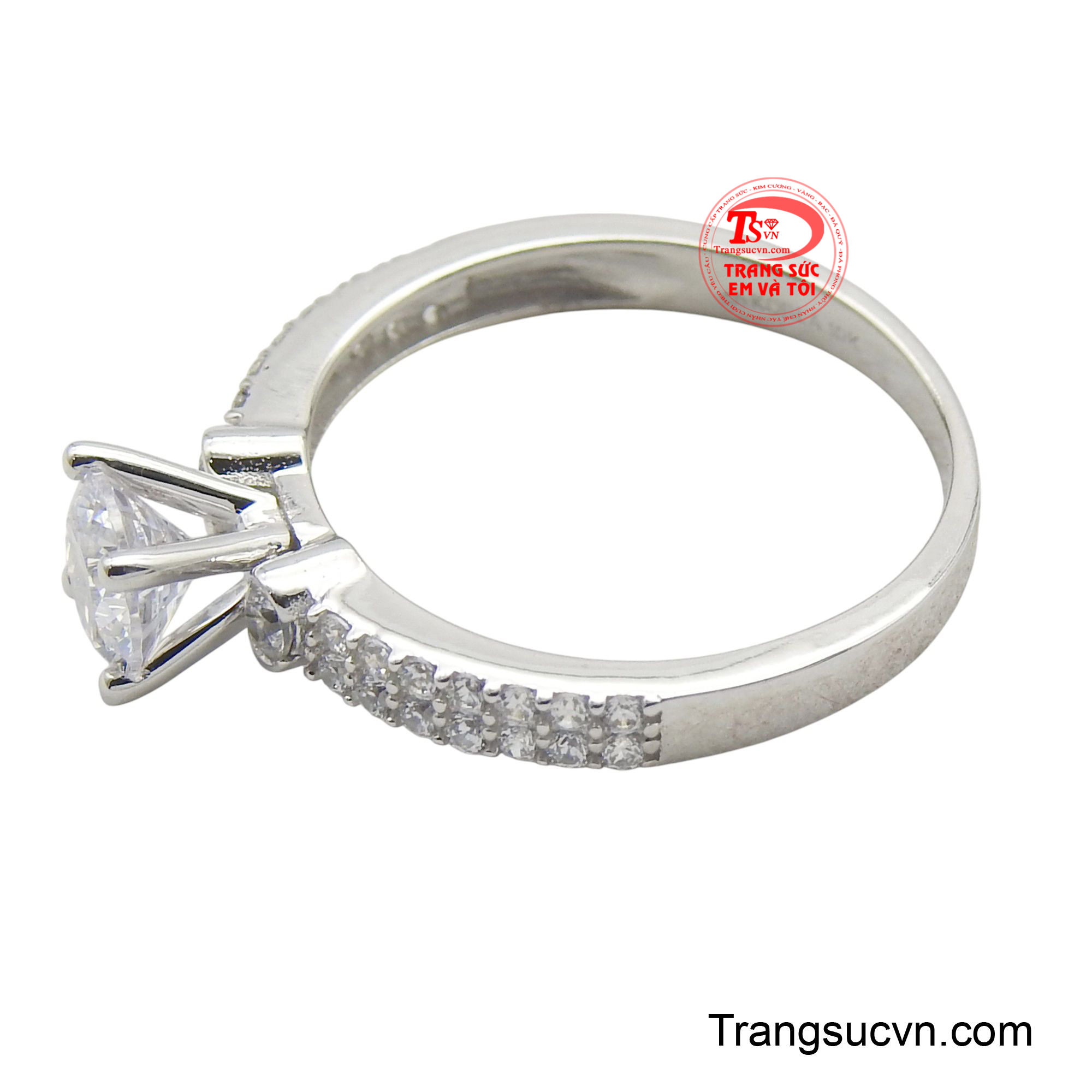 Thiết kế này không chỉ mang lại sự sang trọng, tinh tế mà còn thể hiện một vẻ đẹp thuần khiết, nhẹ nhàng và duyên dáng.
