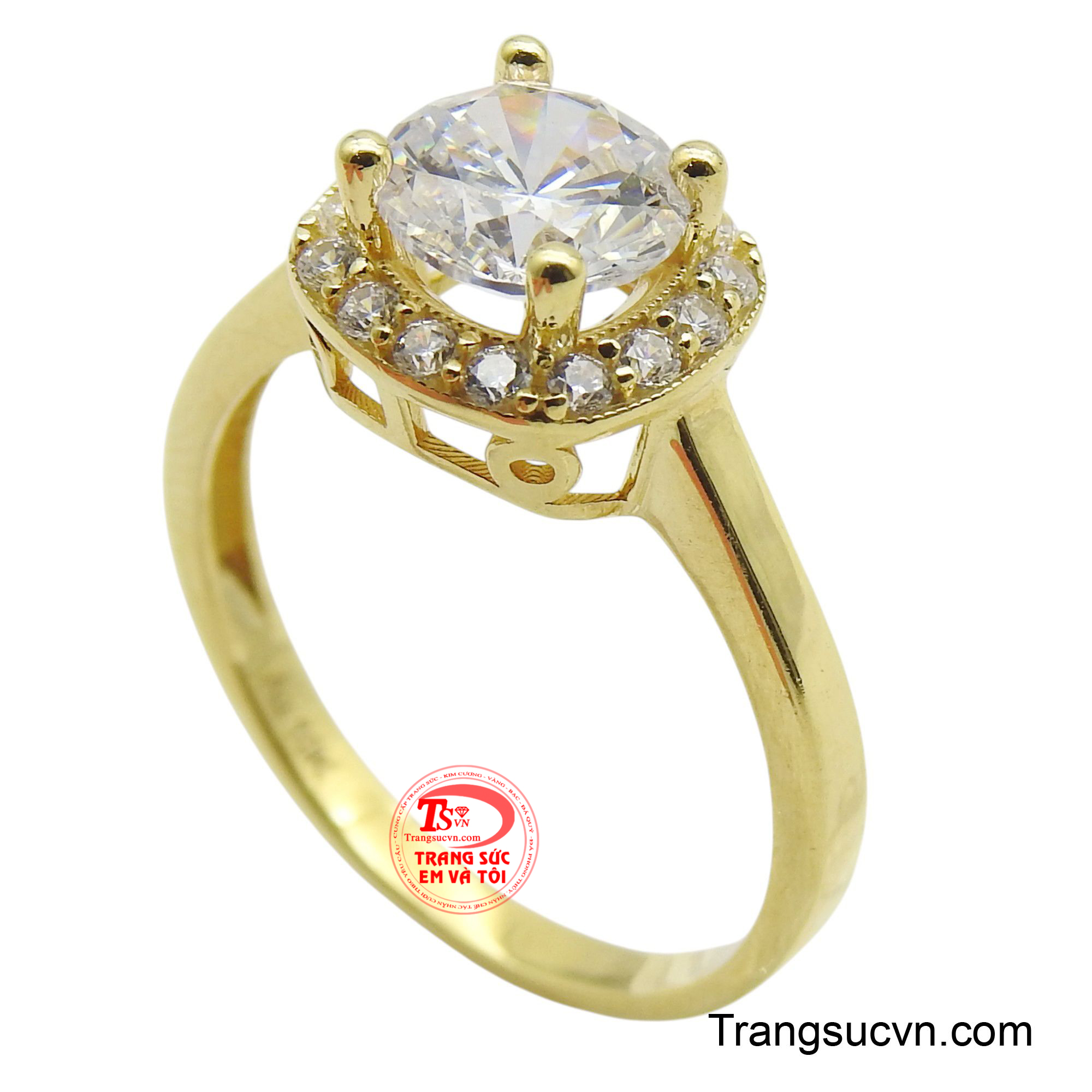 Viên đá chủ CZ lớn, trong suốt và lấp lánh được đặt kiêu hãnh trên đỉnh, như một vầng hào quang tỏa sáng