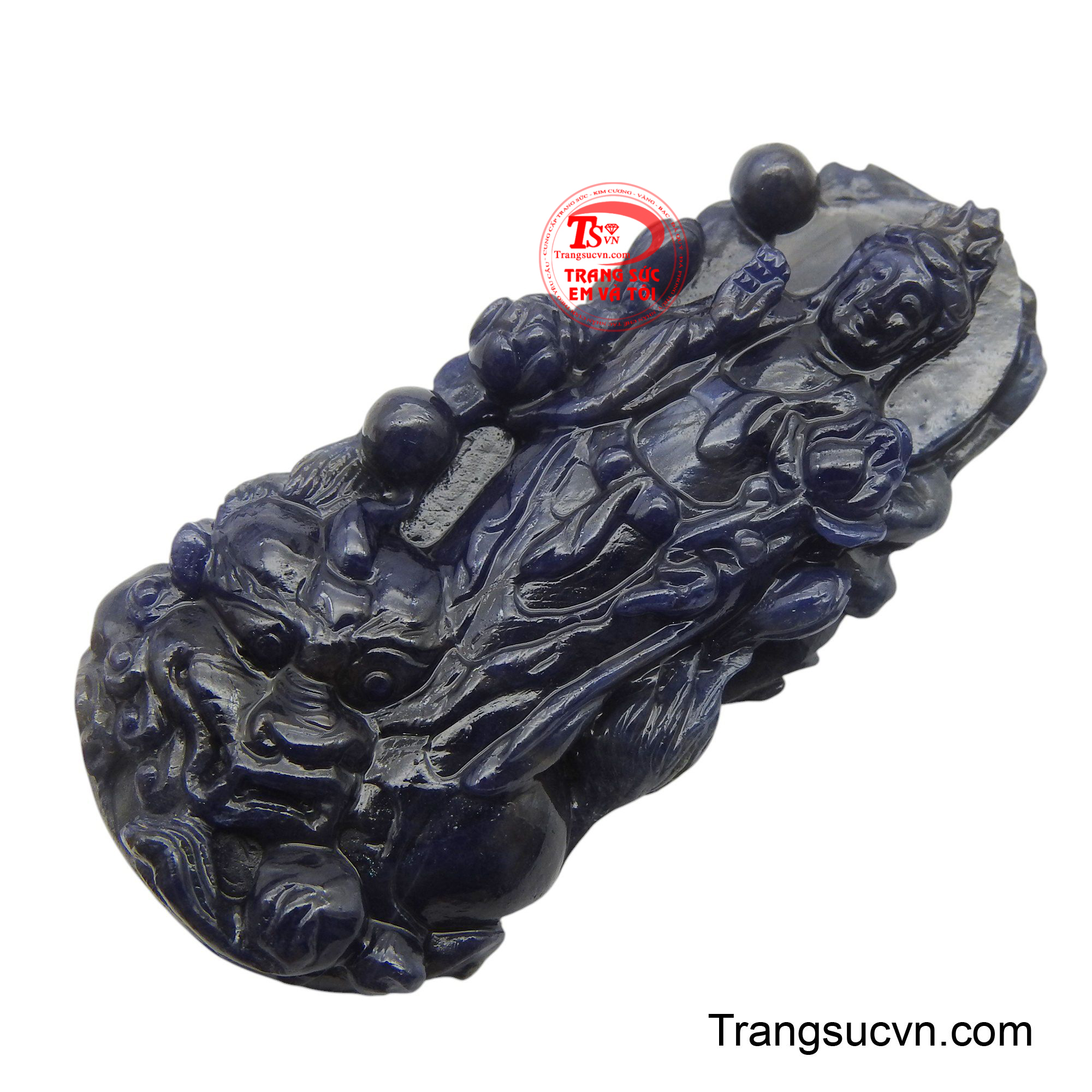 Sắc xanh lam sâu thẳm của viên sapphire không chỉ tạo nên vẻ đẹp quý phái, lấp lánh mà còn tượng trưng cho sự bao dung, trí tuệ và lòng từ bi vô tận của Bồ Tát.