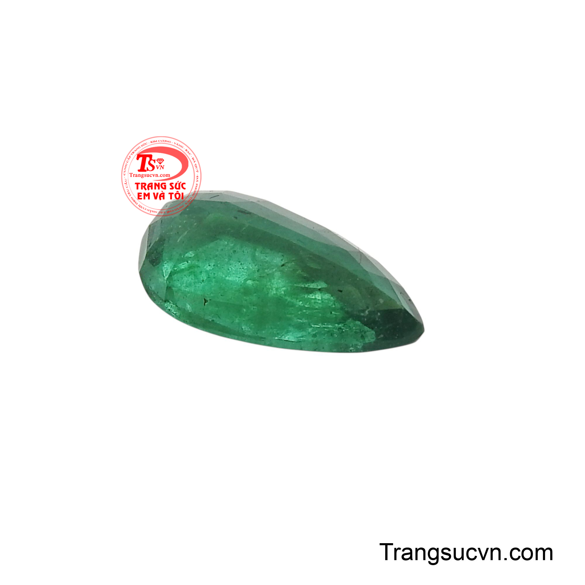 Giác cắt giọt lệ mềm mại không chỉ tối ưu hóa ánh sáng xuyên qua viên đá mà còn tạo cảm giác uyển chuyển, tinh tế.