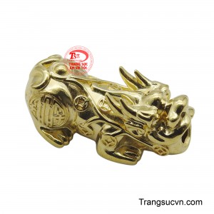 Charm tỳ hưu vàng 10K may mắn ày là một vật phẩm phong thủy mang ý nghĩa may mắn và tài lộc. 