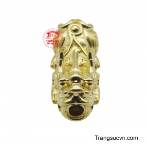 Chất liệu vàng 10K sáng bóng không chỉ làm tăng vẻ đẹp sang trọng mà còn đảm bảo độ bền cho sản phẩm. 