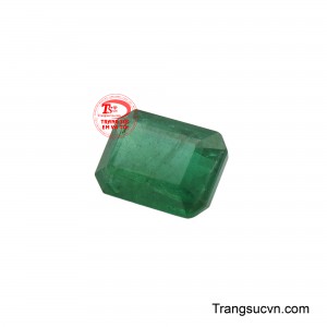 Sắc xanh lục đều màu, sâu thẳm của nó, cùng với các mặt cắt vuông vắn và sắc nét, tạo nên một tổng thể vừa mạnh mẽ vừa sang trọng.