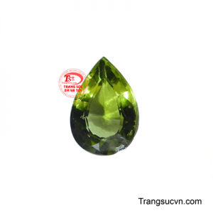 Đá quý Peridot may mắn tượng trưng cho may mắn, tài lộc và sự bảo vệ, giúp xua đuổi vận rủi, năng lượng tiêu cực, đồng thời mang lại bình an, sự tự tin và mối quan hệ hài hòa.
