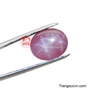 Viên đá Ruby có hiệu ứng phát ra ngôi sao 6 cánh đối xứng đều nhau trên bề mặt khi có đèn pin hoặc ánh sáng chiếu vào.