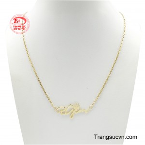 Dây chuyền mặt chữ vàng 10K dưới đôi bàn tay khéo léo của thợ kim hoàn đã uốn lắn tinh xảo chiếc mặt dây thành tên riêng mang đậm dấu ấn cá nhân.