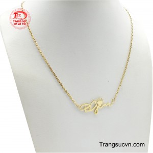 Hình ảnh chiếc vương miện nhỏ xinh xắn được đính kèm càng làm tăng thêm vẻ kiêu sa, quý phái, như một lời khẳng định nàng chính là nữ hoàng của chính cuộc đời mình.