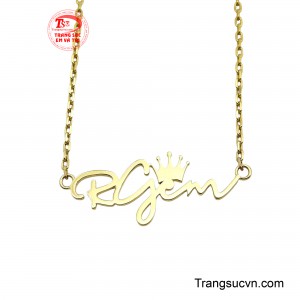 Với thiết kế tinh giản nhưng đầy ý nghĩa, chiếc dây chuyền này là món quà hoàn hảo để bạn bày tỏ tình cảm chân thành, sâu sắc đến người phụ nữ thân yêu.