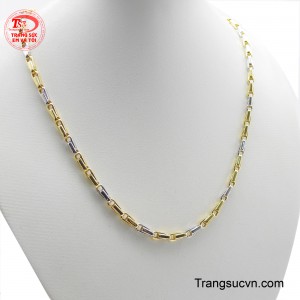 Sản phẩm có thiết kế dạng mắt xích đan xen độc đáo, kết hợp giữa hai sắc thái vàng và trắng, tạo nên vẻ ngoài hiện đại và sang trọng.