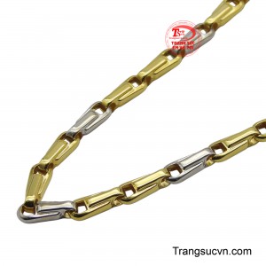 Chất liệu vàng 18K cao cấp giúp dây chuyền có độ sáng bóng hoàn hảo và không bị xỉn màu theo thời gian.