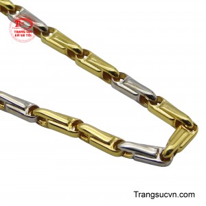 Các mắt xích được nối với nhau một cách chắc chắn, không chỉ mang lại sự an tâm về độ bền mà còn tạo cảm giác thoải mái khi đeo.