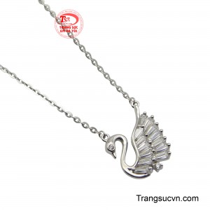 Chất liệu vàng trắng cao cấp mang lại vẻ sáng bóng, sang trọng, dễ dàng phối hợp với nhiều trang phục, từ công sở đến dự tiệc.