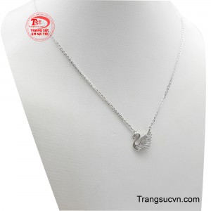 Mặt dây chuyền được thiết kế hình chú thiên nga đang sải cánh duyên dáng, một bên cánh được đính đá lấp lánh, tạo điểm nhấn nổi bật.