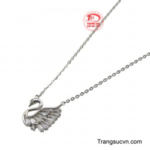 Sợi dây mảnh mai, nhẹ nhàng càng làm tôn lên vẻ đẹp thanh thoát của người phụ nữ.