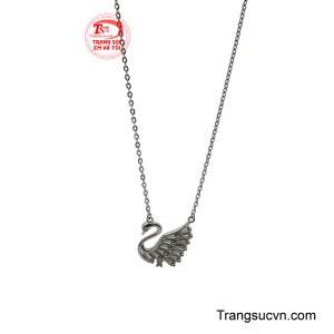 Đây là lựa chọn hoàn hảo để làm quà tặng hoặc tự thưởng cho bản thân, thể hiện sự nữ tính và gu thẩm mỹ tinh tế.