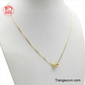 Mặt dây là hình ngôi sao năm cánh rực rỡ, được đính đá lấp lánh, tượng trưng cho những ước mơ, hy vọng và sự tỏa sáng của phái đẹp.