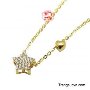 Chiếc dây chuyền không chỉ là món phụ kiện làm đẹp mà còn là biểu tượng của sự may mắn và thành công, mang đến vẻ rạng ngời và sức hút đặc biệt cho người phụ nữ hiện đại.