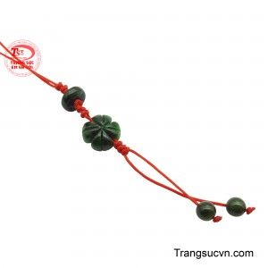 Hình ảnh cỏ bốn lá được chạm khắc tỉ mỉ, tượng trưng cho bốn điều may mắn: niềm tin, hy vọng, tình yêu và may mắn.