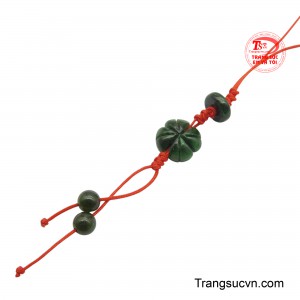 Với thiết kế độc đáo, được làm từ những viên đá ngọc bích màu xanh thẫm, chiếc dây treo toát lên vẻ đẹp tinh tế, thanh lịch và đầy sang trọng.