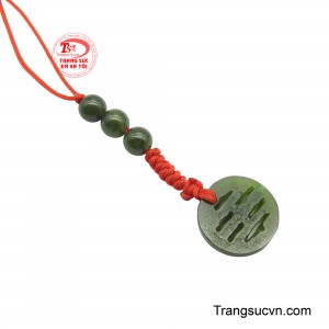 Với thiết kế độc đáo, được làm từ những viên đá ngọc màu xanh thẫm, chiếc dây treo toát lên vẻ đẹp tinh tế, thanh lịch và đầy sang trọng.