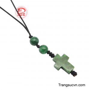 Hình ảnh thánh giá được chạm khắc tỉ mỉ, tượng trưng cho niềm tin, sự bảo vệ và tình yêu thương.