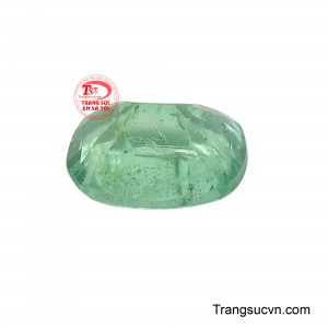 Sắc xanh lục bảo tươi mát, lôi cuốn của viên đá này gợi nhớ đến vẻ đẹp của thiên nhiên và mùa xuân, mang lại cảm giác bình yên và sự hài hòa. 