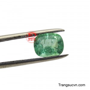 Không chỉ là một món trang sức quý giá, viên ngọc lục bảo còn là một bùa hộ mệnh, giúp xoa dịu tâm hồn và thu hút những điều tốt lành. 