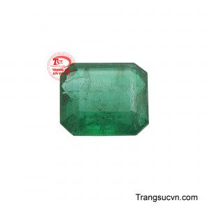 Emerald - Ngọc lục bảo thiên nhiên sở hữu sắc xanh lục giúp ta gợi nhớ đến vẻ đẹp tươi mát của rừng sâu.