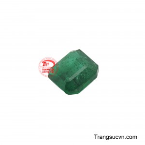 Sắc xanh đậm nhưng vẫn trong trẻo của emerald không chỉ tượng trưng cho sự thịnh vượng, tái sinh mà còn mang đến cảm giác bình yên và hài hòa.