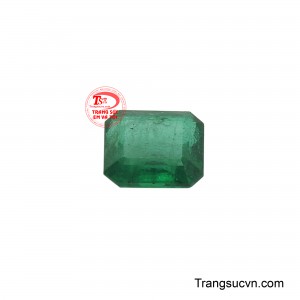 Với giác cắt emerald truyền thống, viên đá phô bày hoàn hảo độ trong suốt và ánh lửa lấp lánh, làm nổi bật những đường vân tự nhiên độc đáo.