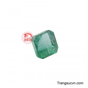 Viên đá này từ lâu đã được giới quý tộc và hoàng gia ưa chuộng, không chỉ bởi vẻ đẹp lộng lẫy mà còn bởi sự liên kết với quyền lực và địa vị.