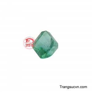 Ánh sáng khúc xạ qua từng mặt cắt tinh xảo của Emerald tạo nên hiệu ứng rực rỡ, phản ánh sự đẳng cấp và gu thẩm mỹ đỉnh cao của người sở hữu.