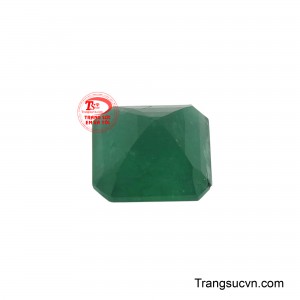 Ánh sáng lấp lánh phản chiếu từ viên đá không chỉ làm say lòng người mà còn gợi mở về những tiềm năng vô hạn, biến Emerald thành một biểu tượng của sự kỳ diệu và vẻ đẹp vượt thời gian.