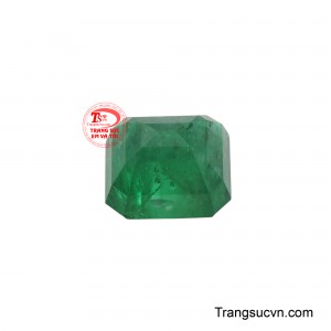 Những vân đá tự nhiên độc đáo bên trong mỗi viên Emerald là dấu ấn của thời gian, kể câu chuyện về quá trình hình thành hàng triệu năm, tạo nên một vẻ đẹp chân thật và không thể sao chép.