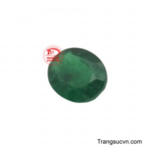 Từng góc cạnh được mài dũa tinh xảo, phản chiếu ánh sáng lấp lánh, làm nổi bật độ trong suốt và chiều sâu của viên đá.