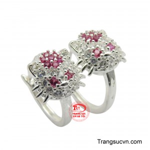 Điểm nhấn đặc biệt là phần đầu mèo được đính đá lấp lánh, kết hợp tinh tế giữa đá trắng trong suốt và đá hồng xinh xắn.