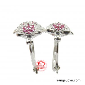 Hai sắc đá hòa quyện tạo nên vẻ đẹp ngọt ngào, tinh nghịch, giúp bé yêu thêm phần nổi bật và cuốn hút.