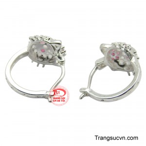 Đôi bông tai không chỉ là phụ kiện trang sức, mà còn là biểu tượng của sự hồn nhiên, trong sáng của tuổi thơ, mang đến niềm vui và sự tự tin cho bé khi đeo.